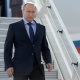 Владимир Путин Ислам Каримовдун мүрзөсүнө гүл койду
