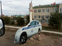 Ысык-Көлдөгү Патрулдук милициянын унаасынын макети ылдамдыкты сүйгөн айдоочуларды чочутууда (фото)