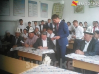ЭЛДИК КАБАР: Аксы районунун Кош-Дөбө айылында казак акыны окуучуларды биримдикке чакырды