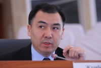 "Оппозиция жалпы элдик курултай чакыруунун үстүндө иш жүргүзүп жатат" дейт Равшан Жээнбеков