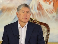 Алмазбек Атамбаев ооруп жатканына карабай Конституцияга киргизилүүчү өзгөртүүлөрдүн долбоору менен таанышып чыгып, аны жактырды