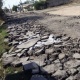 ЭЛДИК КАБАР. Окурман: "Кара-Ой айылындагы көчөгө талкаланган асфальттарды таштап кетишти"