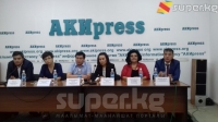 "Ырларымды ырдап жүргөндөр менден уруксат алып коюшса жакшы болмок" дейт ырчы Гүлнара Тойгонбаева
