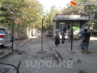 Бишкек. "Ош базардын" тегерегинде короосун тосуп алууга аракеттенгендер менен эл макулдаша албай жатат (фото)