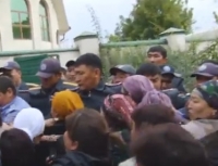 Бүгүн Бишкекте насыяга коюлган үйдү бошотуу учурунда чыр чыкты