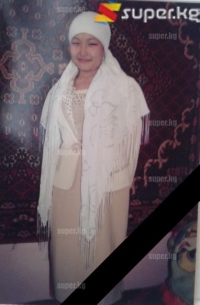 Жол кырсыгынан каза тапкан жаш эненин апасы: "Кызымды сүзгөнү аз келгенсип, үстүнөн тебелетип кетиптир"