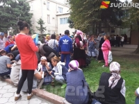 Банктан насыя алып, бирок кутула албай жаткан жарандар Өкмөт үйүнүн жанына чогулушту (фото)
