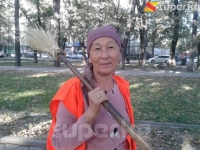 Беш жыл бою көчө шыпырган эненин эмгеги (фото)