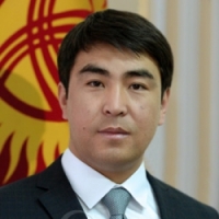 Жанар Акаев "шаарларда мигранттар, жаштар үчүн турак жайларды куруп, 1 чарчы метрин 300 доллардан сатса болот" дейт