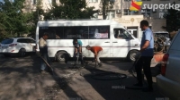 Бишкекте тиешелүү мекемелер унаа жолуна коюлган дөңсөөнүн кереги жок экенин 2 айдан кийин түшүнүп, алып жатышат (фото)