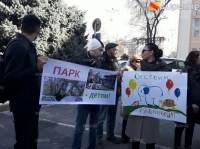 Шаар тургундары Айни жана Токтоналиев көчөлөрүнүн кесилишиндеги курулуш иштерине каршы чыгышты