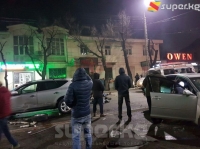 ЭЛДИК КАБАР: Бишкекте 15-январга караган түнү үч унаа сүзүшүп, бир аял набыт болду