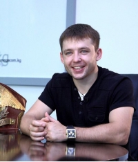 Кикбоксчу Алексей Федосеев өзүн машыктыруучу катары сынайт