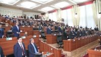 Депутаттар үч күндүк эмгек акысын авиакырсыктан каза болгондордун үй-бүлөлөрүнө которушу мүмкүн