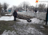 Жибек-Жолу көчөсүнөн көпүрөгө асынган эркек кишинин жансыз денеси табылды
