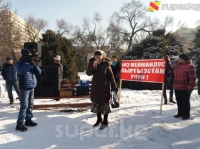 Митингге чыккандар депутаттардын аларга жолугушун талап кылып, Ак үйдү көздөй бет алышты
