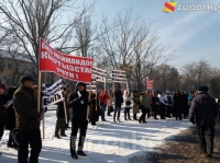 Митингге чыккандар депутаттардын эл алдына чыгышын талап кылып кыйкырышууда
