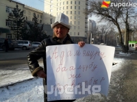 Кырсыктаган учактагы жүктүн ээсин атоону талап кылган активист тартип сакчылары тарабынан шылдыңга алынганын айтты