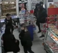 Чүй облусунда сатуучуларды сабап, кассадан 40 миң сом алып кеткендер изделүүдө