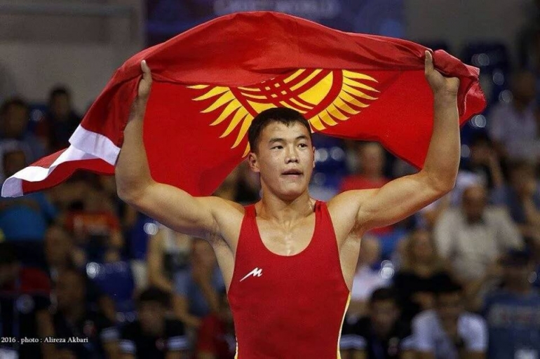 Азия чемпиону Акжол Махмудов.