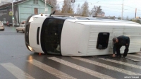 Ошто окуучулар бараткан кичи автобус кырсыкка кабылып, 5 окуучу жаракат алды