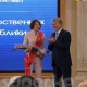 Алмазбек Атамбаев өлкөнүн өнүгүшүнө салым кошкону үчүн бир катар жарандарга сыйлык тапшырды (фото)