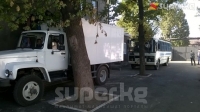 Салянованын соту: Имараттын айланасында милициянын саны өстү. Сыртта автозак жана атайын унаа турат