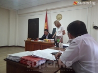 Бишкекте жаш баланын көзүнчө атылган 60 жаштагы аялдын соту белгисиз мөөнөткө жылдырылды