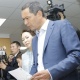 Бабанов добуш берүү учурунда 2 тилдеги бюллетенге "таӊ калды"