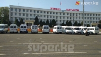 "ЭЛДИК КАБАРга" жооп. Ош мэриясы: " Мэриянын алдындагы кичи автобустар эл ташуу үчүн токтоп турган жок"