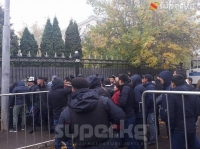 Москвадагы Кыргыз элчилигинин алдына добуш бере албагандар нааразычылык билдирип чогулушту. Абалды полиция көзөмөлдөп жатат