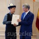 Мыкты окуган студенттер Атамбаевдин колунан президенттик стипендия алышты (фото)