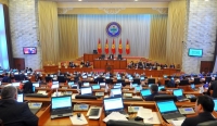 Депутат Кыргыз жерине көчүрүлүп келген памирлик кыргыздардын жашоосуна көңүл бурууга чакырды