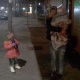 Интернетте 2 баласы менен көчөдө жүргөн келин талкууланууда. Ал батирдин акчасын төлөй албай калган