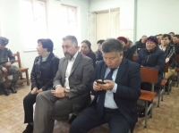 Депутат Шыкмаматовдун иши каралып жаткан отурумда жактоочу соттон тергөөчүдөн көрсөтмө алууну өтүндү