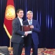 Президент Алмазбек Атамбаев "Жарайт сити", "Эл эмне дейт?" долбоорлорун тарткан студиянын негиздөөчүлөрүнө Ардак грамота тапшырды
