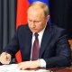 Путин чет жактан каржыланган маалымат булактарын &ldquo;чет элдик агент&rdquo; катары тааный турган мыйзамга кол койду
