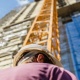 Бишкекте тургун курулуп жаткан көп кабаттуу имараттын 16-кабатынан кулап каза болду