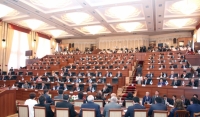 Депутаттар өлкөнүн айрым айылдарында электр жарыгы начар болуп, балдар китеп окуганга мүмкүн болбой жатканын айтышты