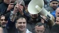 Саакашвили Киевде тарапташтары менен митингге чыгып президент Порошенконун кызматтан кетишин талап кылууда
