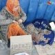 "ЭЛДИК КАБАРга" жооп: "Кара-Суу" базарында балдарын жерге уктатып коюп кайыр сурап отурган аял базарга келип жардам сурабай калды"