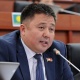 Парламентте 5 күндөн бери каза болгон атасын жерге бере албай жаткан жаран тууралуу сөз болду