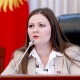 Депутат: "Тепки жеген наристенин апасы күйөөсүнө каршы бардык доо арыздарды артка кайтарып жатат"