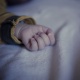 Көчөгө ташталып каза болгон ымыркайдын өлүмү боюнча кылмыш иши козголду. Апасы табыла элек