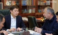 Сапар Исаков Токмок шаарына жана Чүй айылына киргизилген өзгөчө кырдаалдар режими боюнча кеңешме өткөрдү