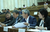 Жогорку Кеңеште Кара-Суу көлүн балык чарбасына багытталган көлдөрдүн тизмесинен чыгаруу боюнча мыйзам долбоору каралат