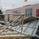 ЭЛДИК КАБАР: "Кара-Суу шаарындагы катуу бороондон банк менен дарыкананын чатыры толугу менен кулап калды" дейт окурман