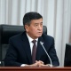 Сооронбай Жээнбеков жөлөк пул жөнүндө мыйзамга кол койду