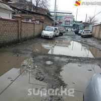 "ЭЛДИК КАБАРга" жооп: Ош жол башкармалыгы: "Алай көчөсү маанилүү эмес, жашоочулардан арыз түшмөйүнчө оңдолбойт"