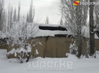 Аксы районунда кар калың жаап, турак үйлөрдүн, мектептердин чатырлары сынды (фото)